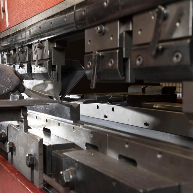 Zetbank voor het nauwkeurig buigen van plaatwerk in staal en RVS
